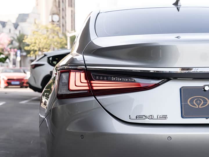Фото 7 - Lexus ES
