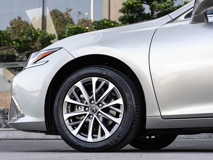 Фото 8 - Lexus ES