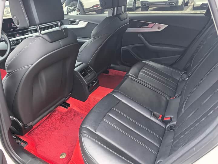 Фото 7 - Audi A4L