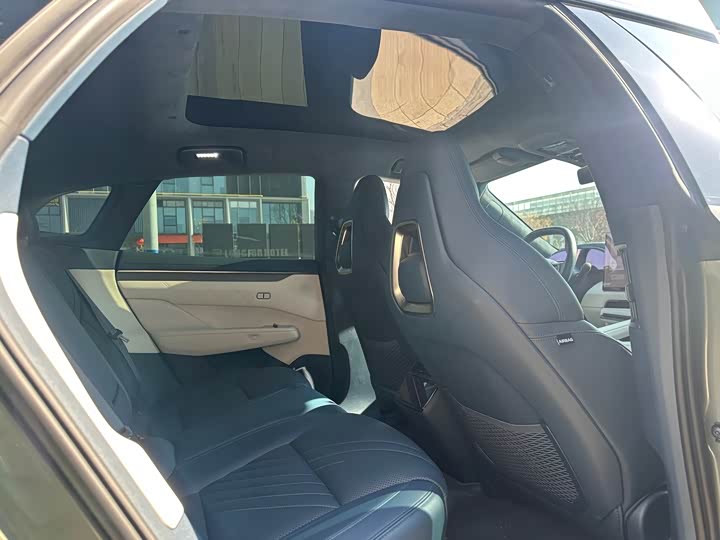 Фото 6 - Zeekr 001