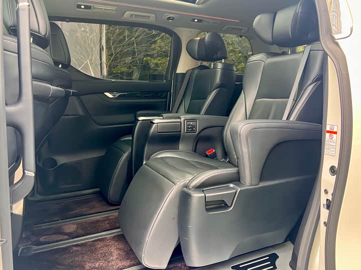 Фото 6 - Toyota Vellfire