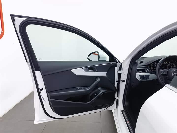 Фото 8 - Audi A4L