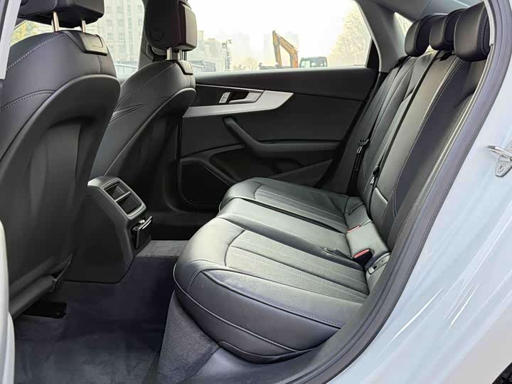 Фото 6 - Audi A4L