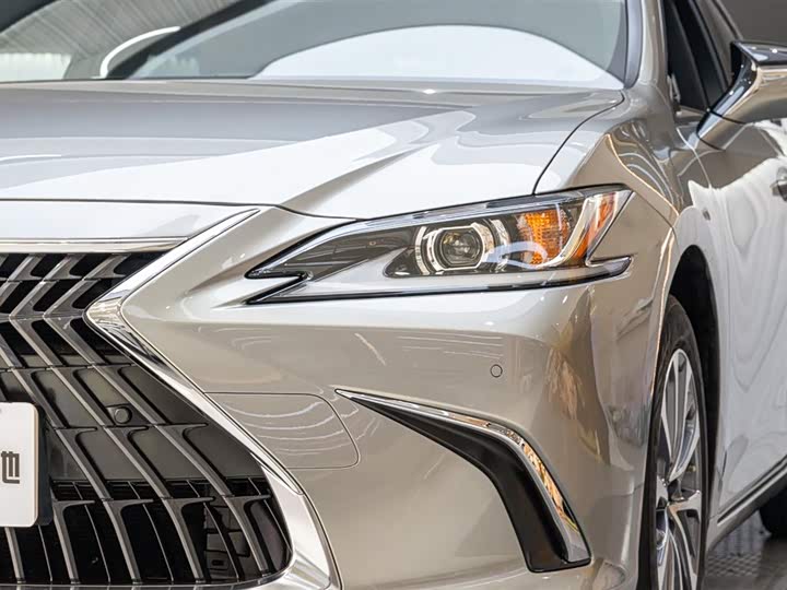 Фото 6 - Lexus ES