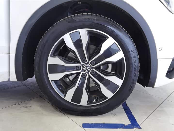 Фото 6 - Volkswagen Tiguan L Pro