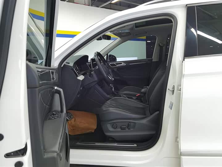 Фото 9 - Volkswagen Tiguan L Pro