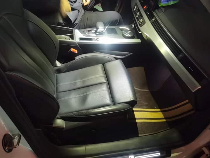 Фото 8 - Audi A4L