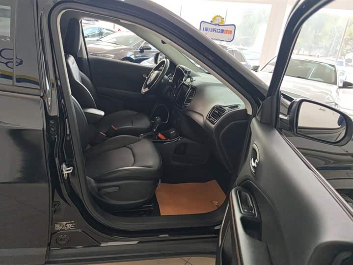 Фото 8 - Jeep Compass