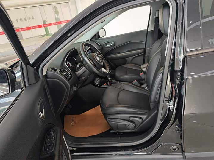 Фото 9 - Jeep Compass