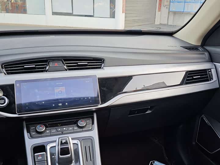 Фото 9 - Geely Atlas