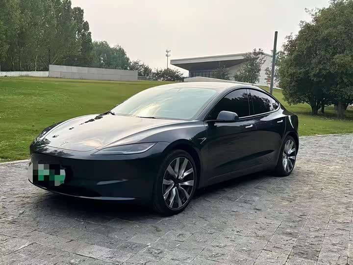 Фото 1 - Tesla Model 3