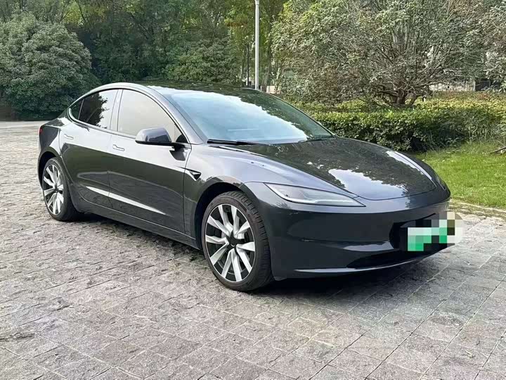 Фото 3 - Tesla Model 3