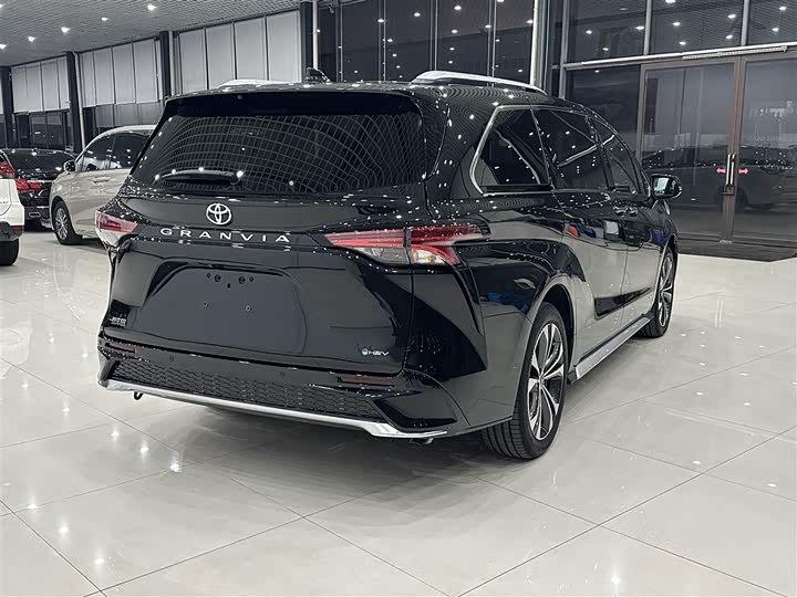 Фото 3 - Toyota Granvia