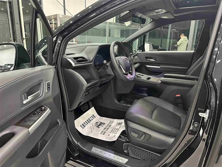 Фото 8 - Toyota Granvia