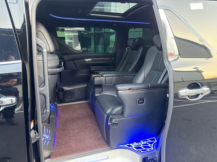 Фото 7 - Toyota Alphard