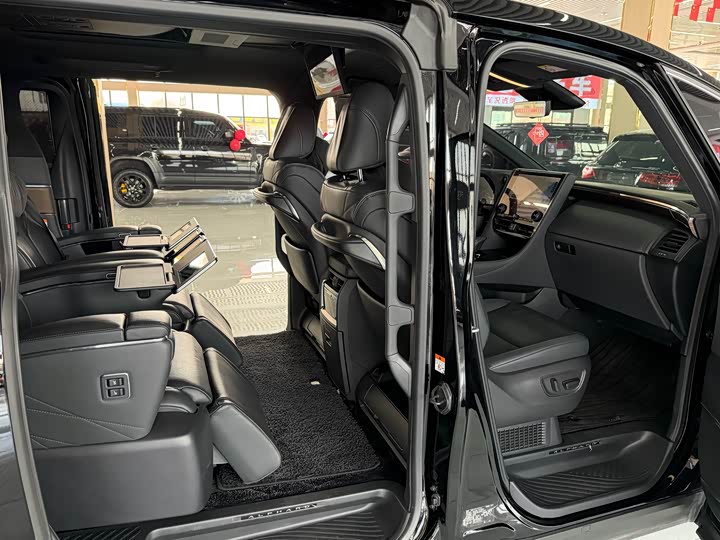 Фото 9 - Toyota Alphard