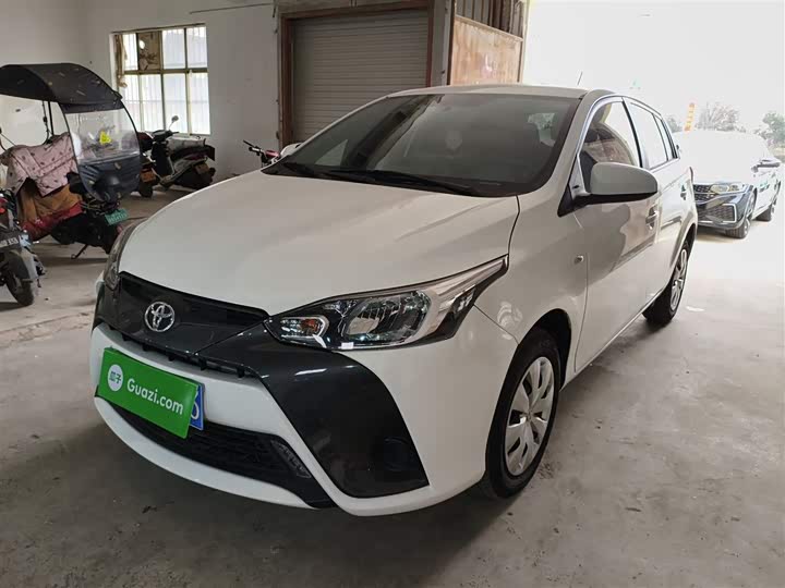 Фото 2 - Toyota Yaris L Hatchback
