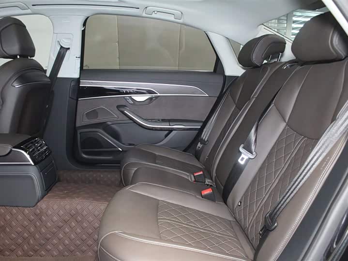 Фото 8 - Audi A8