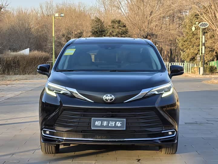 Фото 2 - Toyota Sienna