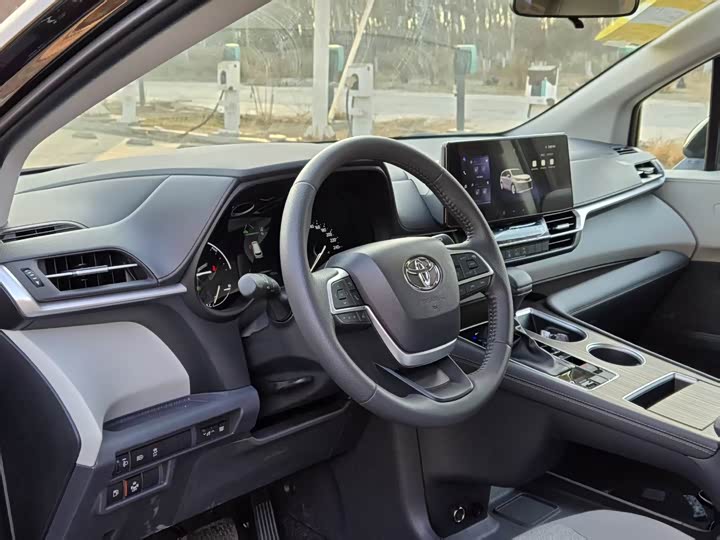 Фото 7 - Toyota Sienna