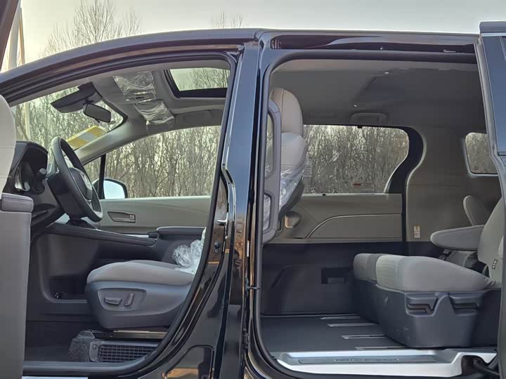 Фото 8 - Toyota Sienna