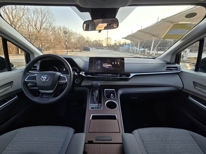 Фото 9 - Toyota Sienna