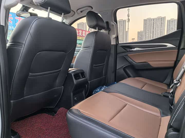 Фото 9 - Maxus T70