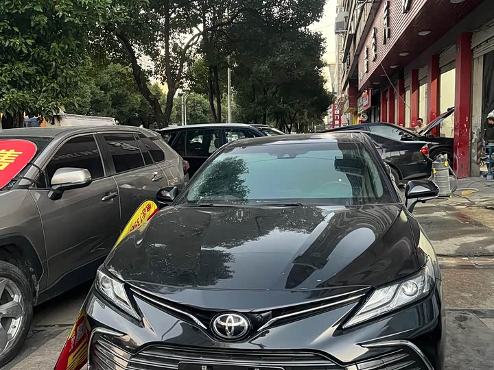 Фото 2 - Toyota Camry