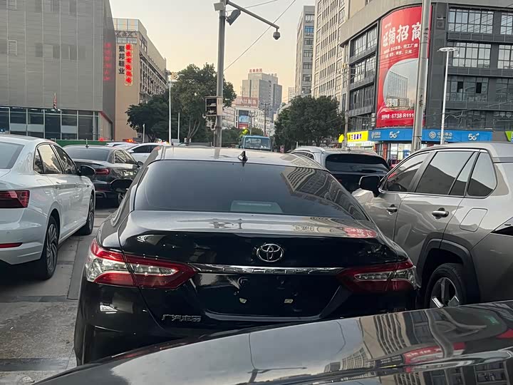 Фото 8 - Toyota Camry