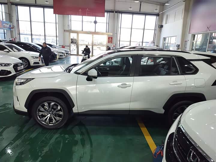 Фото 5 - Toyota RAV4