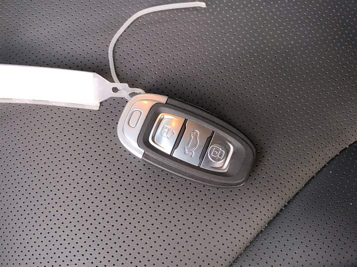 Фото 9 - Hongqi E-QM5