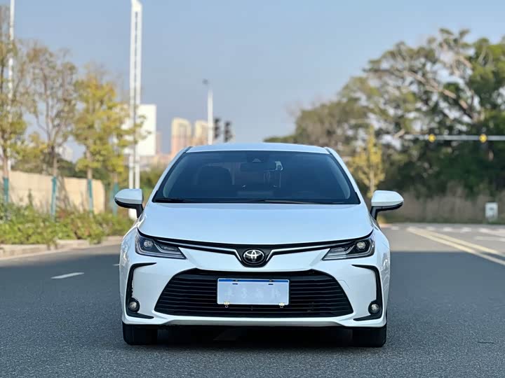 Фото 2 - Toyota Corolla