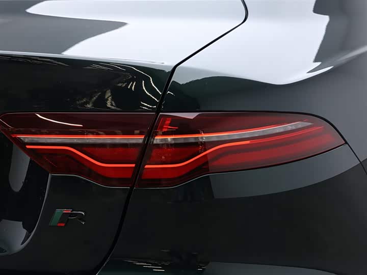 Фото 7 - Jaguar XE L