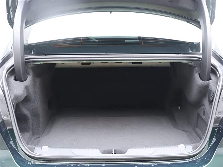 Фото 8 - Jaguar XE L