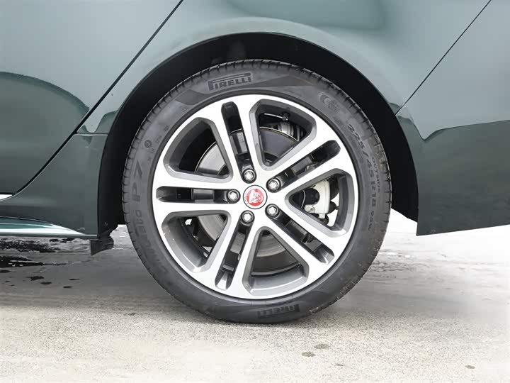 Фото 9 - Jaguar XE L