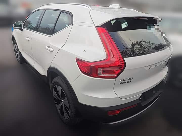 Фото 9 - Volvo XC40