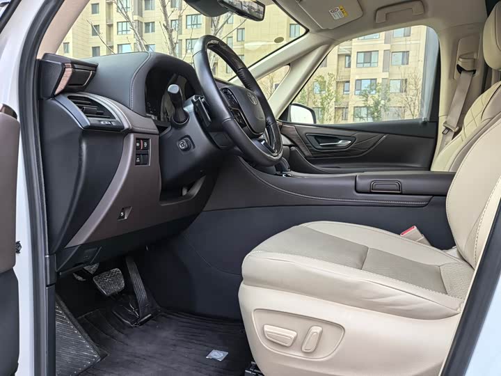 Фото 5 - Toyota Alphard