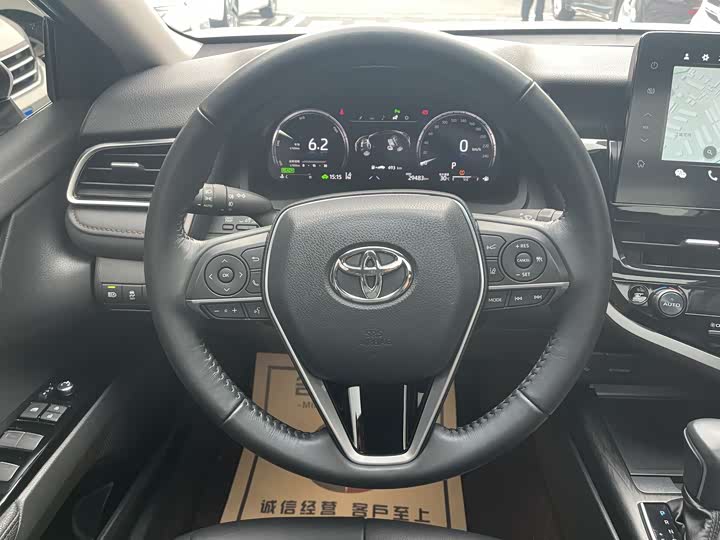 Фото 8 - Toyota Camry