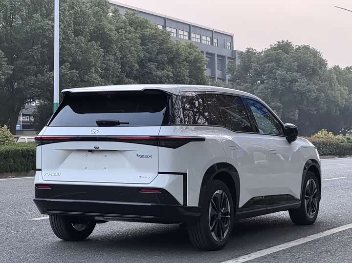 Фото 4 - Toyota bZ3X