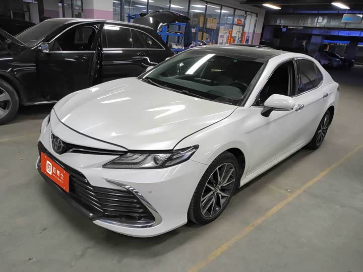 Фото 1 - Toyota Camry