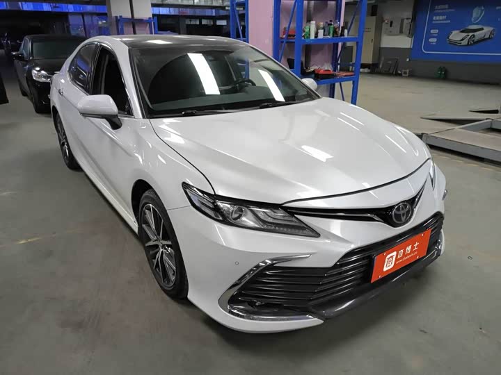 Фото 2 - Toyota Camry