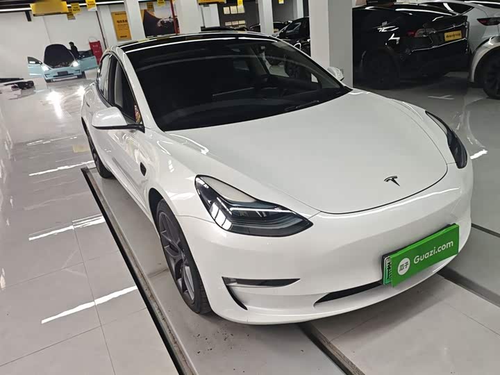 Фото 4 - Tesla Model 3