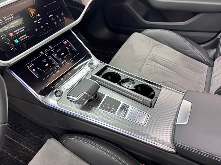 Фото 9 - Audi A6L