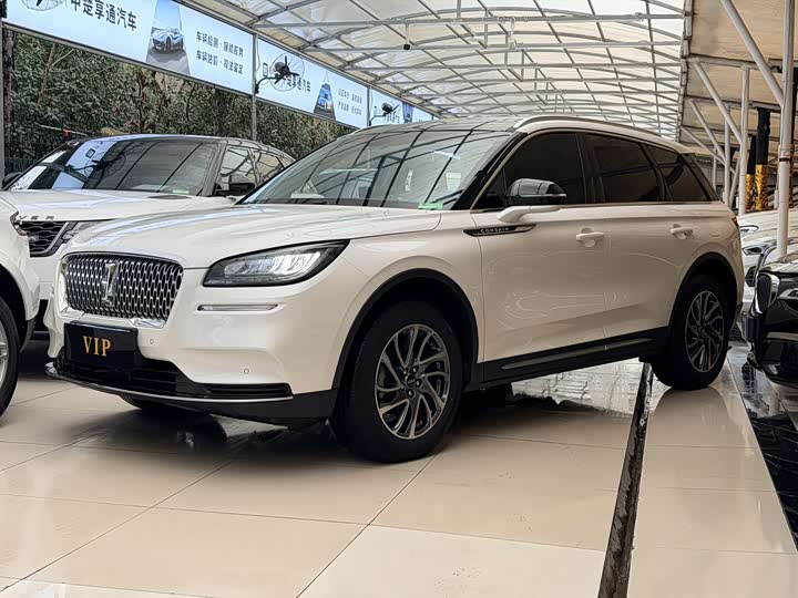 Фото 1 - Lincoln Corsair