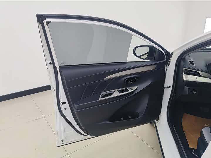 Фото 7 - Toyota Yaris L Hatchback