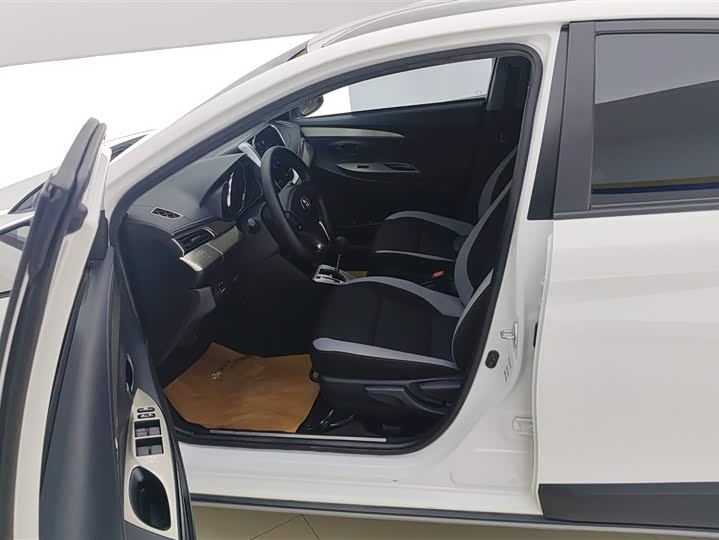 Фото 9 - Toyota Yaris L Hatchback