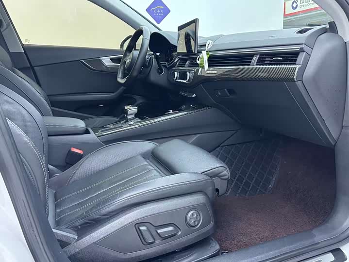 Фото 8 - Audi A4L