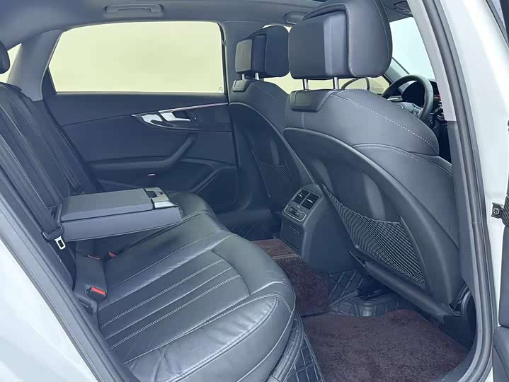 Фото 9 - Audi A4L