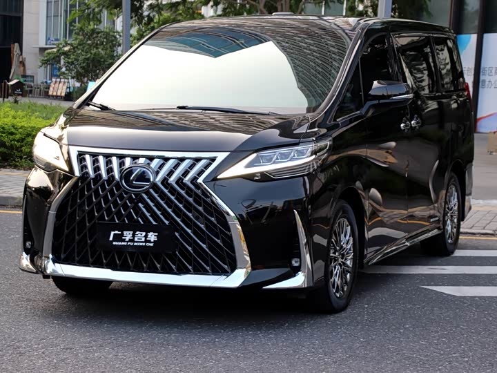 Фото 1 - Lexus LM