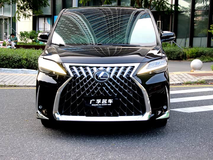 Фото 2 - Lexus LM